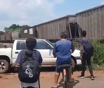 Caminhonete é atingida por trem ao tentar atravessar linha férrea em Estreito (MA)