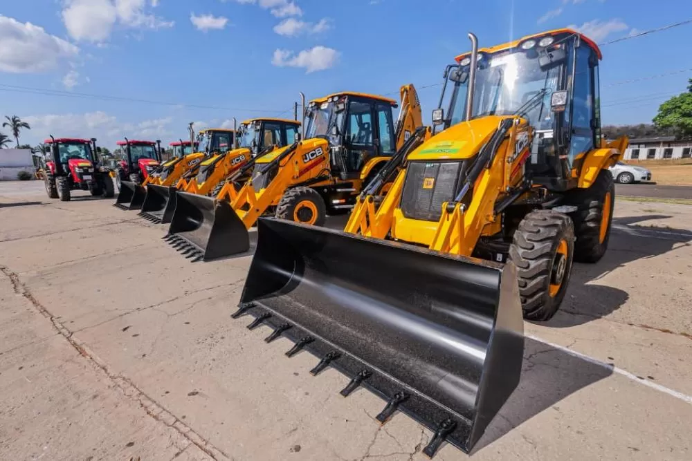 Governo e parlamentares entregam máquinas a 28 municípios do Piauí