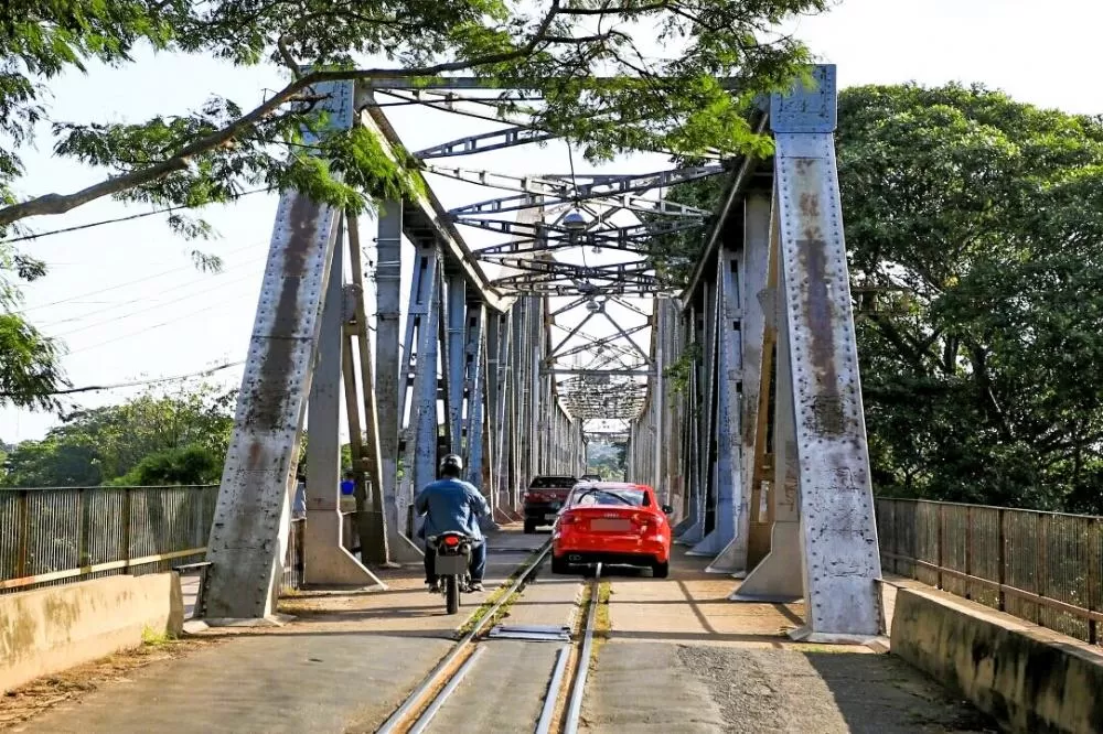 Interdição da Ponte Metálica será retomada para finalizar pintura da pista