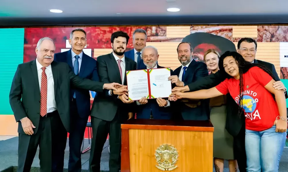 Lula sanciona lei que garante conta de luz gratuita para famílias de baixa renda