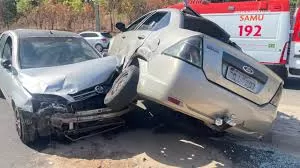 Carro capota e fica sobre outro após colisão em Teresina