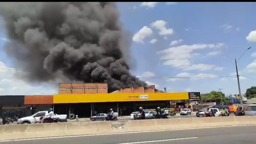 Incêndio de grandes proporções atinge loja de pneus na BR-316, em Teresina