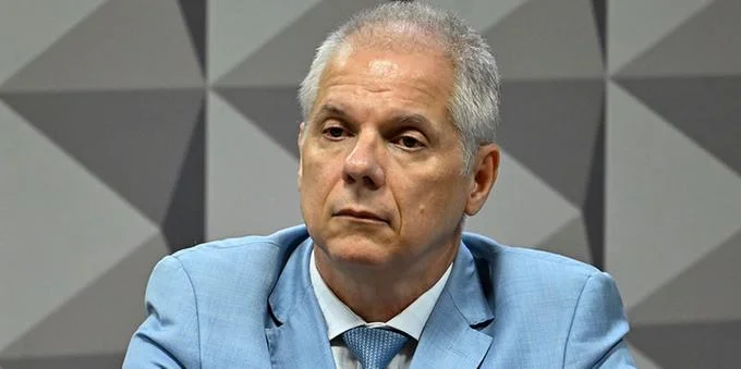 Ex-presidente do INSS se nega a responder perguntas de relator da CPI 