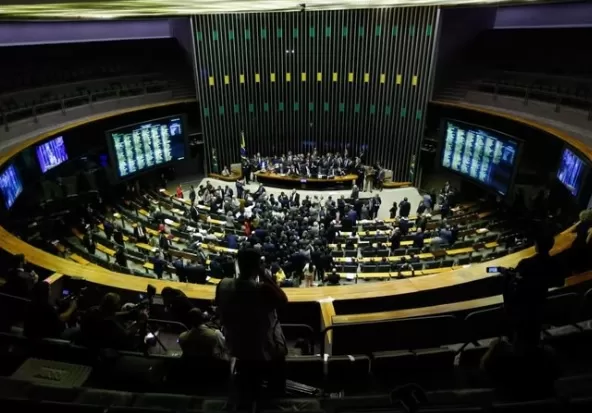 Câmara aprova piso salarial também para professor temporário