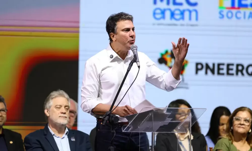 Dia do Professor tem lançamento da Carteira Nacional Docente e protestos por valorização