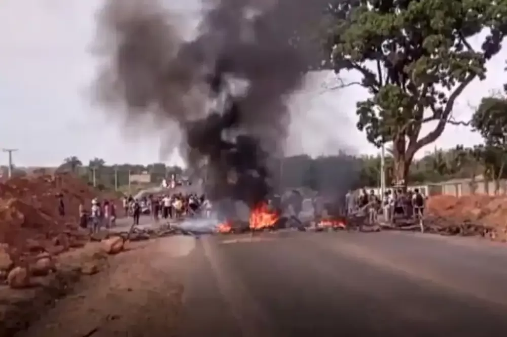 Moradores bloqueiam BR-222 em protesto por falta de segurança no interior do MA