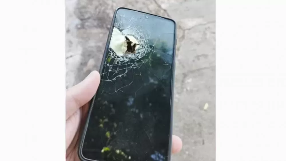 Homem sobrevive a tentativa de assassinato após bala que atingiria tórax ficar alojada em celular, no PR