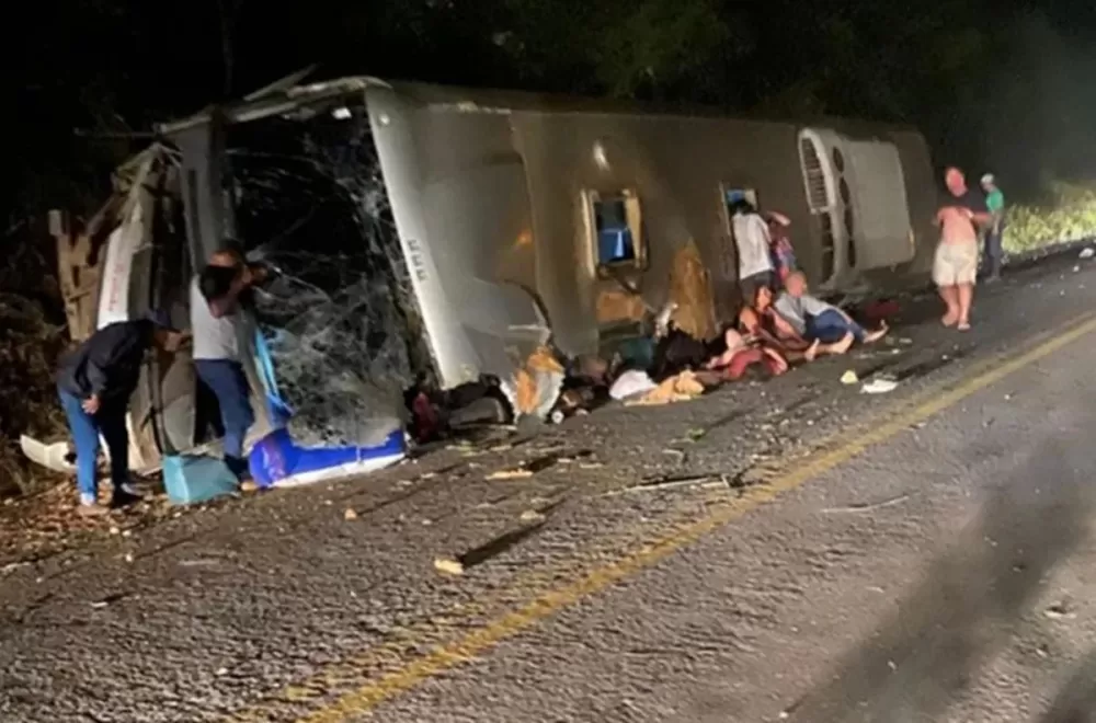 Polícia identifica corpos das 17 vítimas do grave acidente de ônibus em Pernambuco