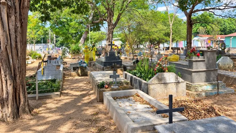 Prefeitura reforça limpeza de cemitérios para receber visitantes no Dia de Finados