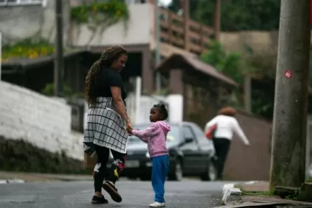 Quase metade das famílias brasileiras é chefiada por mulheres, aponta IBGE