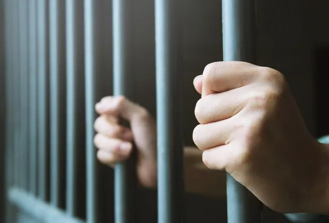 Filho é preso por maus-tratos contra mãe de 96 anos encontrada trancada em casa no MA