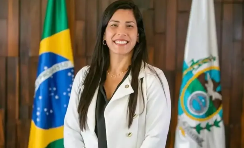 Justiça proíbe deputada de incentivar demissão de opositores