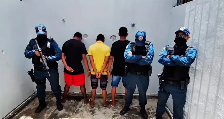 Três adolescentes são apreendidos com drogas e celular com restrição de roubo em Porto