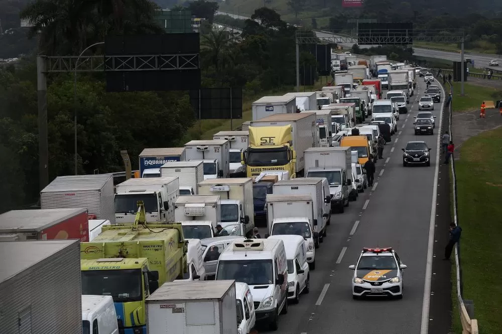 Caminhoneiros articulam paralisação nacional na próxima quinta (04)