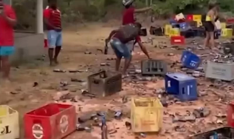 Caminhão com carga de cerveja tomba na MA-014; moradores saqueiam produtos