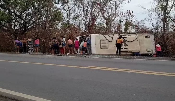 Acidente com micro-ônibus deixa um morto e cerca de 30 feridos na BR-316, em Caxias