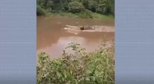 Caçamba cai de balsa durante travessia do Rio Itapecuru no MA