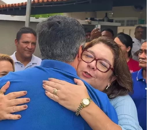 Com lideranças políticas, Márcia Beatriz comemora entrega de obra do Mercado de Altos