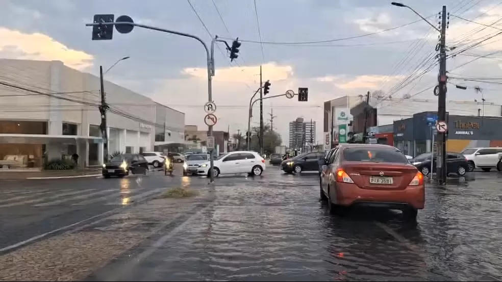 Fortes chuvas provocam alagamentos em Teresina 