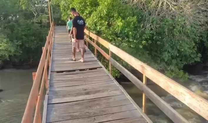 População denuncia precariedade em passarela da Cachoeira do Urubu, no lado de Batalha