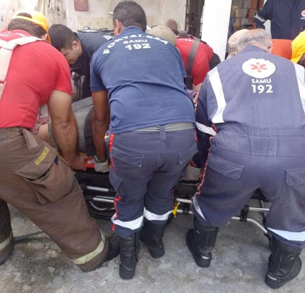 Homem de 250 kg é resgatado após cair de cadeira em bairro de Fortaleza