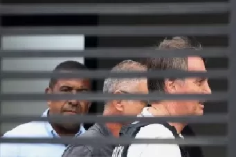 Bolsonaro recebe alta e chega em casa para cumprir prisão domiciliar