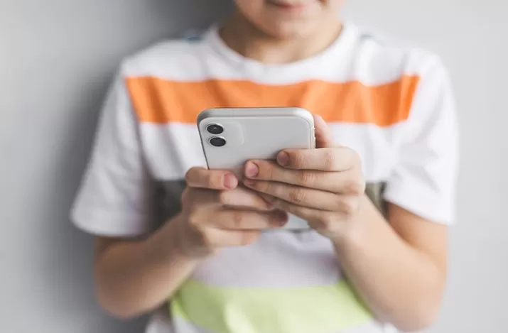 Deputado protocola projeto para proibir redes sociais para menores de 16 anos