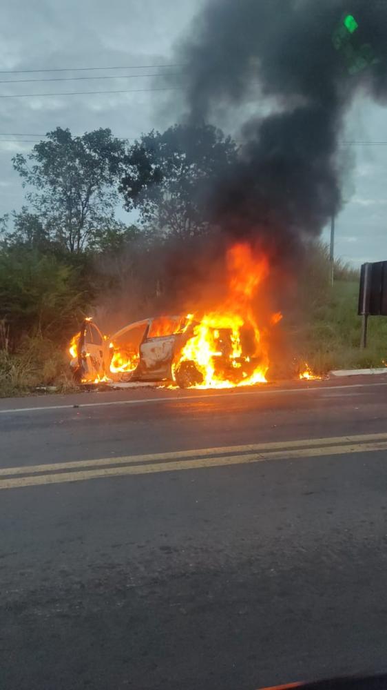 Carro fica destruído após pegar fogo na BR 343, em Piripiri